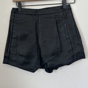 Black Faux Leather Short/Skort - Size: Small